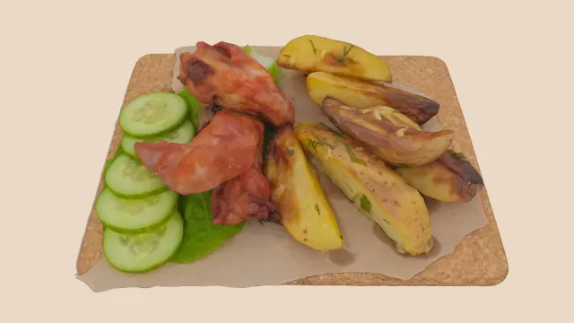 木盘子装的鸡肉和土豆蔬菜食物