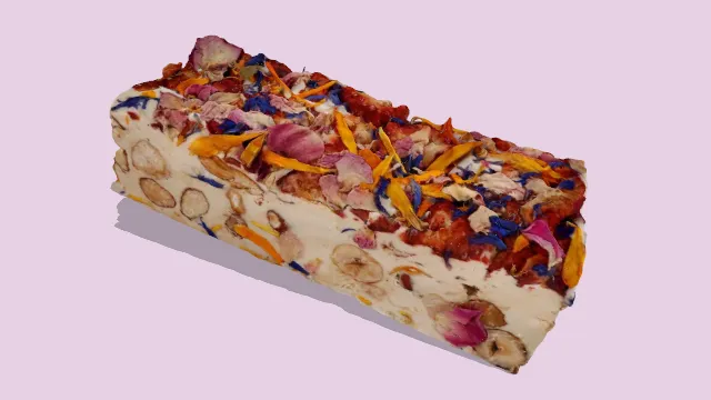 有玫瑰花瓣的牛轧糖甜点食物