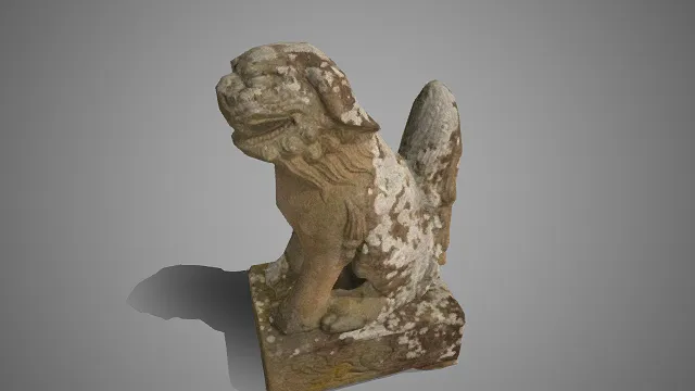 石狮子雕像  苔藓与侵蚀痕迹  岁月沉淀  传统瑞兽雕像  文化象征  古典