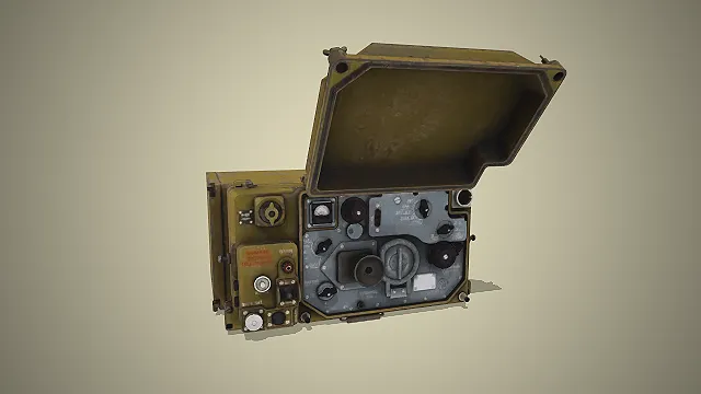 军用便携电台  橄榄绿机箱  做旧锈蚀  野战通讯