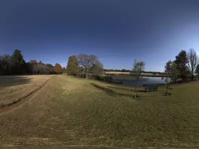 户外公园草坪湖边白天