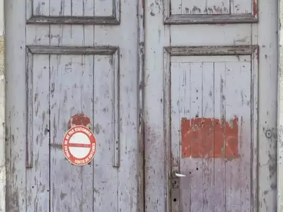 锈迹斑驳标识木门