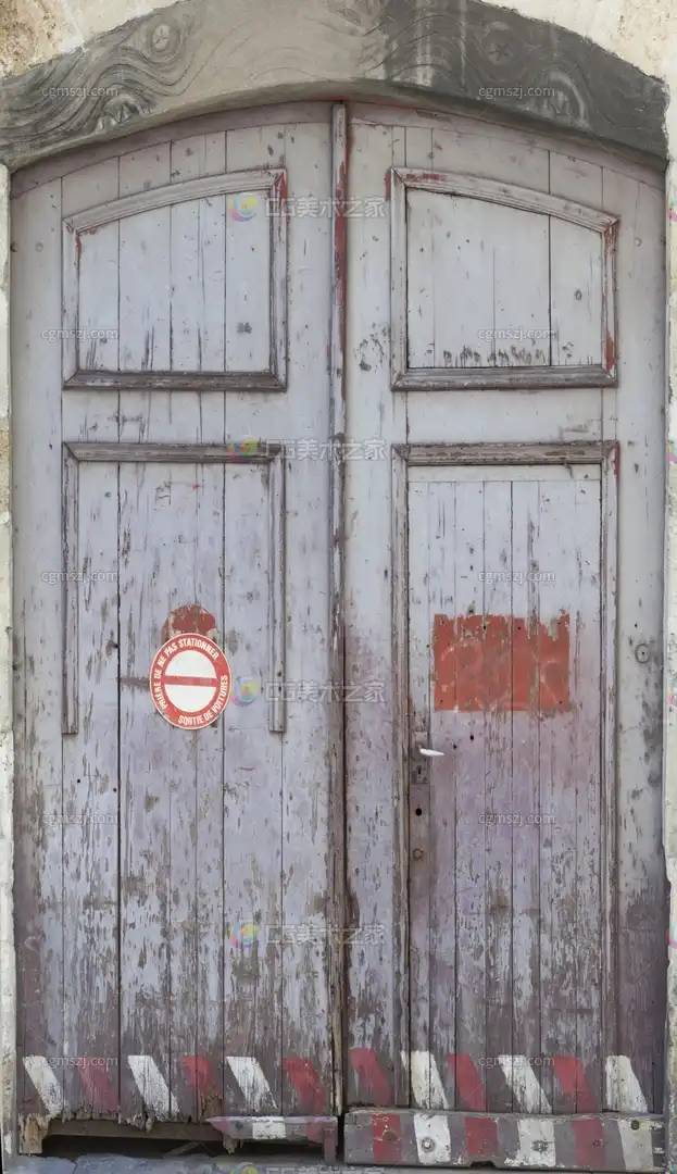 锈迹斑驳标识木门