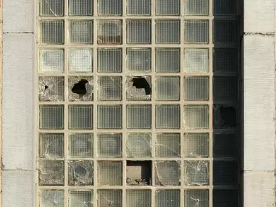 破损玻璃砖墙面