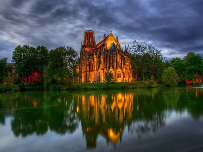 湖边教堂夜景贴图